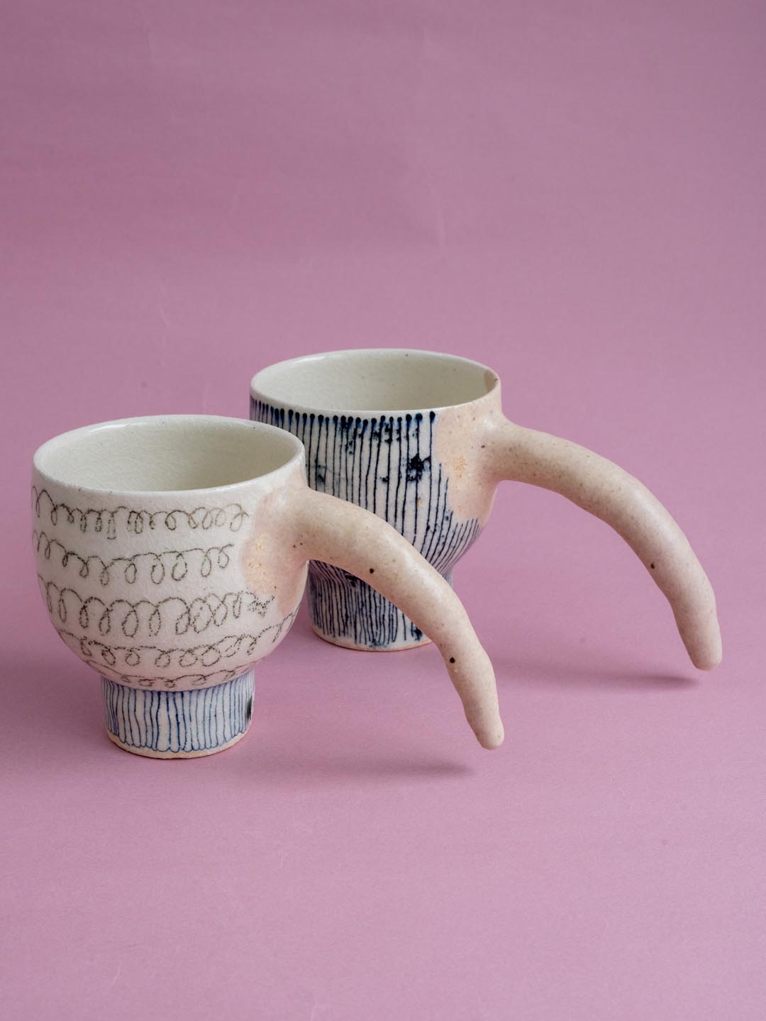 大きく弧を描く持ち手が特徴のsuzaniさんの陶器カップ
