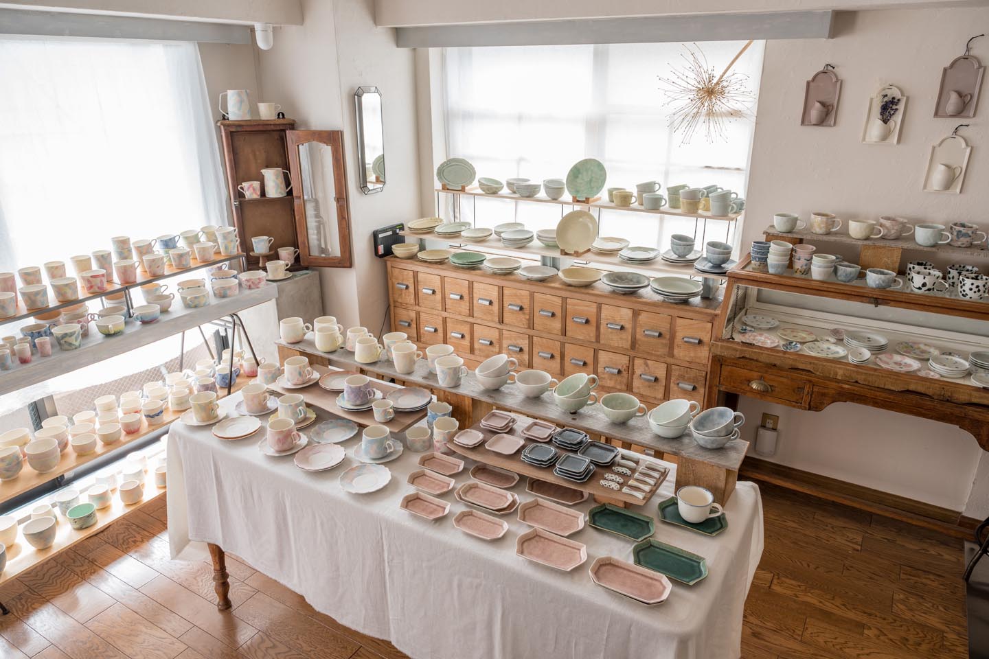 佐々木綾子と北川和喜の約450点の磁器作品が並ぶパステル展の店内