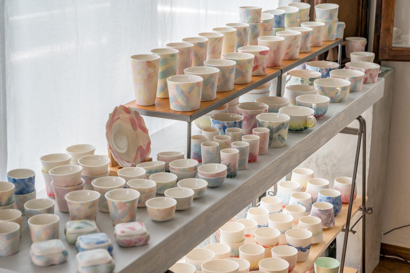 パステル展のカップやプレート、花器を暮らしに取り入れるイメージ