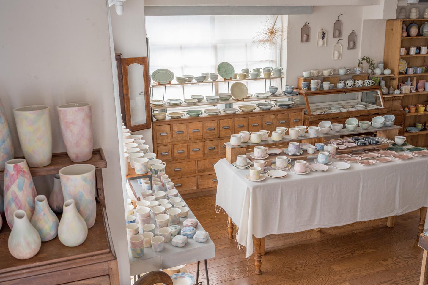約450点の磁器作品が並ぶパステル展の店内全景